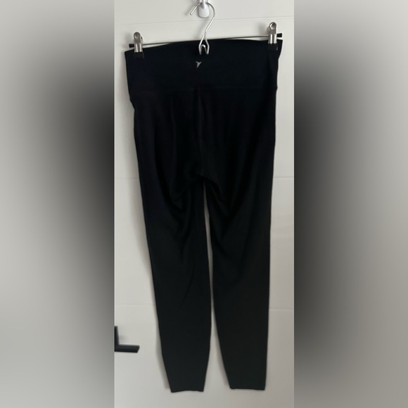 Old Navy: Women’s Active Go-Dry Crops- Size Medium - Picture 2 of 5